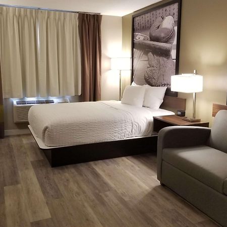 Super 8 By Wyndham Winnipeg West Exteriér fotografie