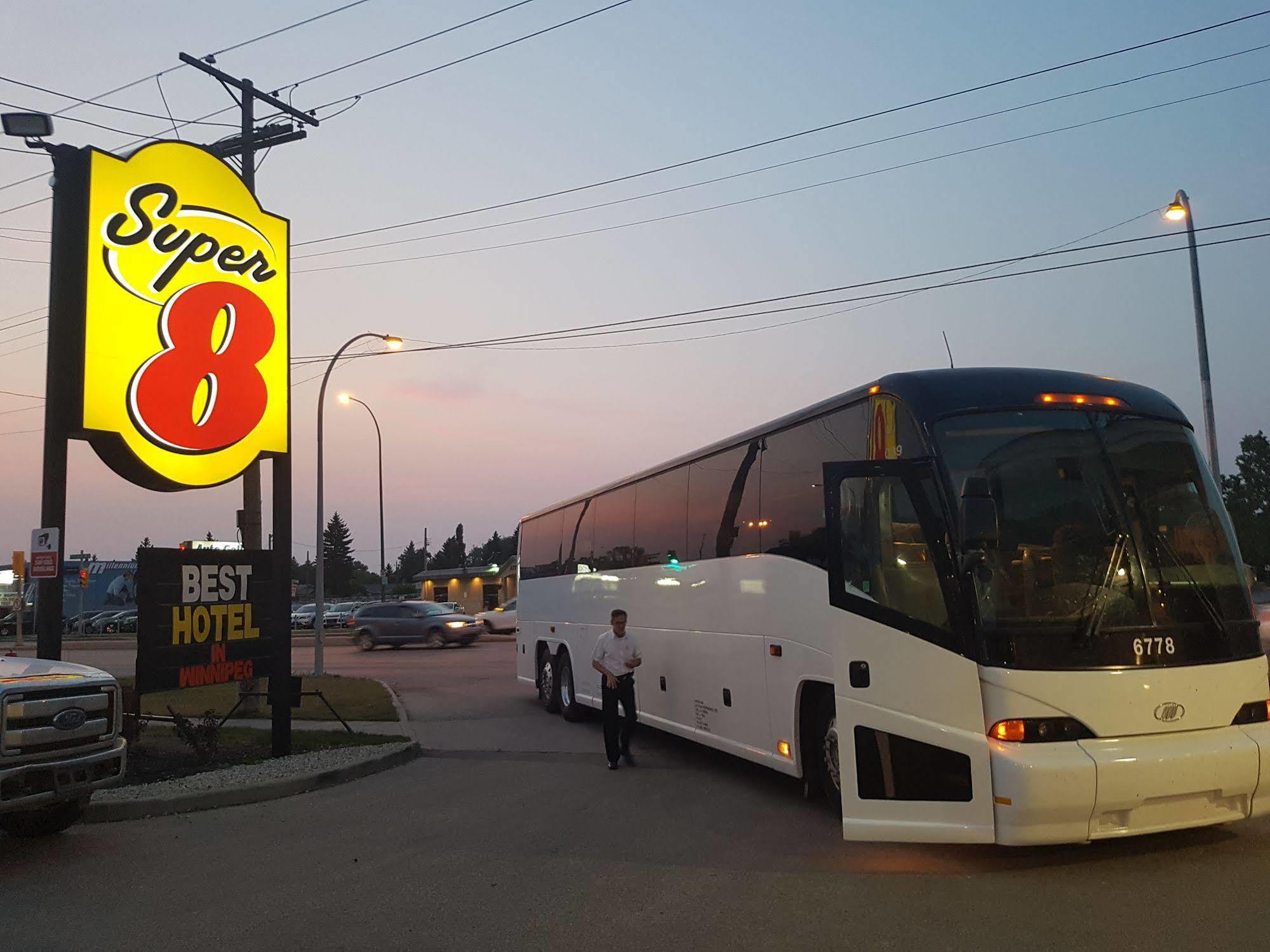 Super 8 By Wyndham Winnipeg West Exteriér fotografie